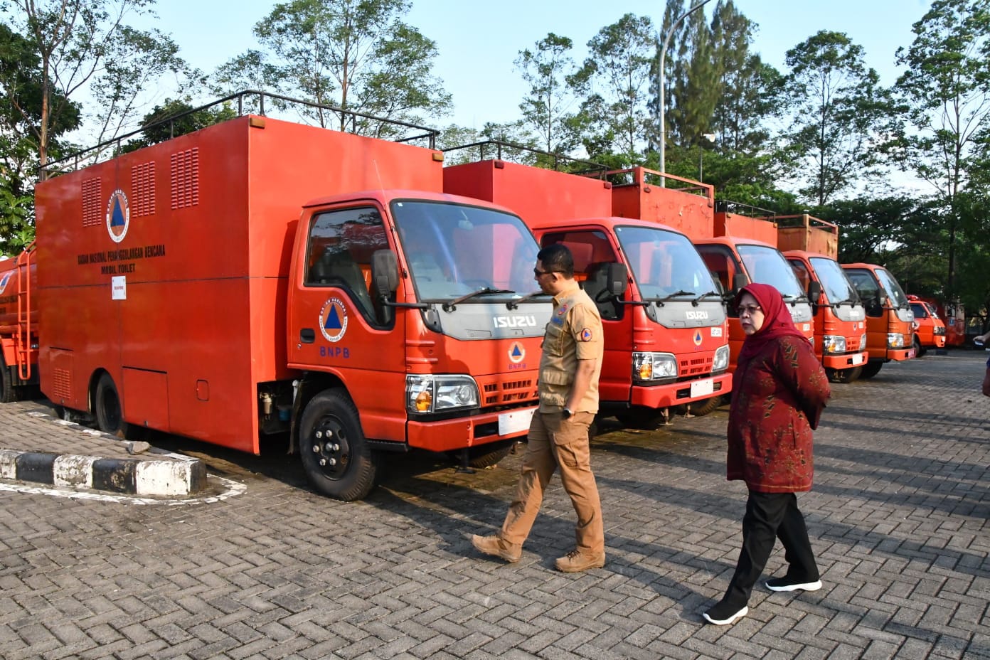 Kepala BNPB Letjen TNI Suharyanto (baju cokelat) meninjau mobil toilet umum di Gudang Logistik BNPB Sentul, Kabupaten Bogor, Jawa Barat pada Jumat (9/6)